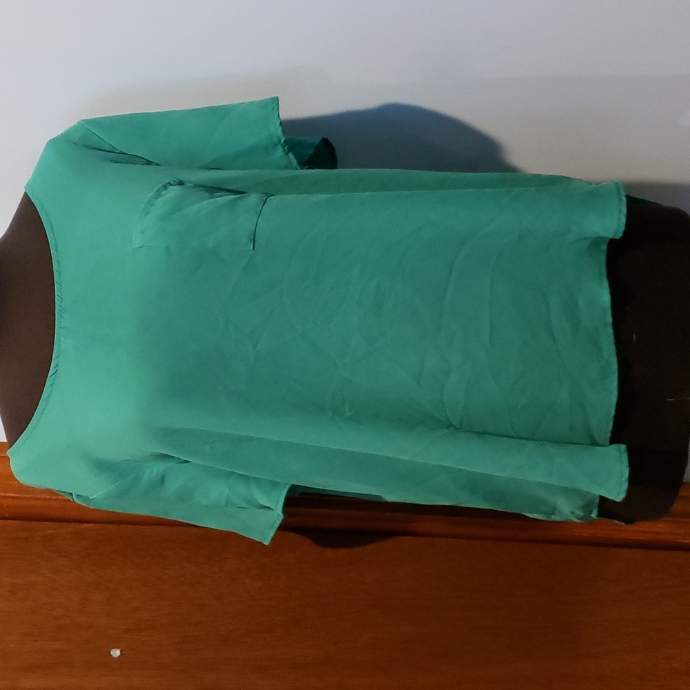 Large green criss cross shirt with front pocket